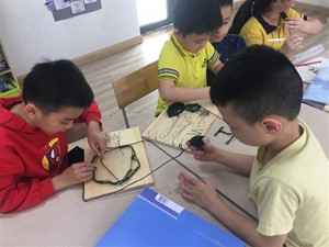 Học sinh say sưa với dự án Mộc tại trường Tiểu học Tân Thời Đại. 