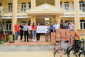 Học sinh trường Tiểu học Tân Thời Đại trao gửi yêu thương tại Hang Kia, Mai Châu, Hòa Bình
