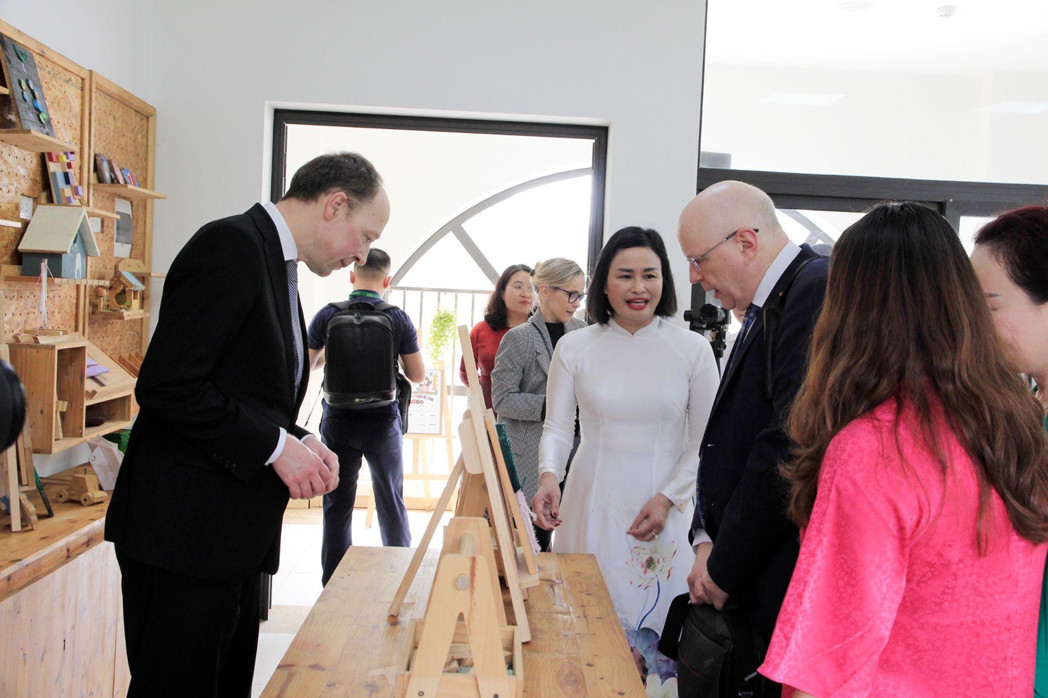 Chủ tịch Quốc hội Phần Lan cùng Đại sứ Phần Lan tại Việt Nam chiêm ngưỡng sản phẩm mộc do học sinh Tân Thời Đại thực hiện