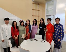 Trưởng Đại diện Tân Thời Đại và các học sinh tham gia ngày hội Việt Nam tại Phần Lan.