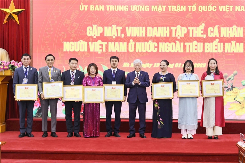 TRƯỞNG VP GIÁO DỤC TÂN THỜI ĐẠI TẠI PHẦN LAN NHẬN BẰNG KHEN CỦA ỦY BAN TW MẶT TRẬN TỔ QUỐC VIỆT NAM