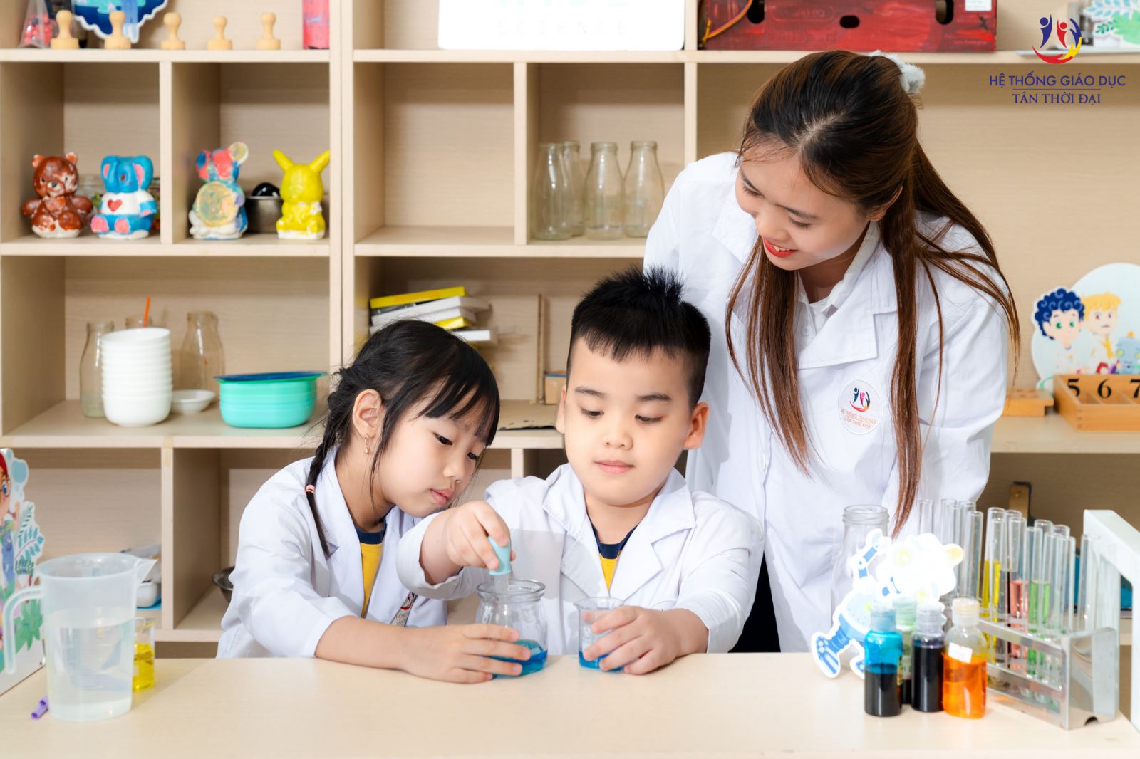 Học sinh trường Tiểu học Tân Thời Đại trong lớp học Kide Science